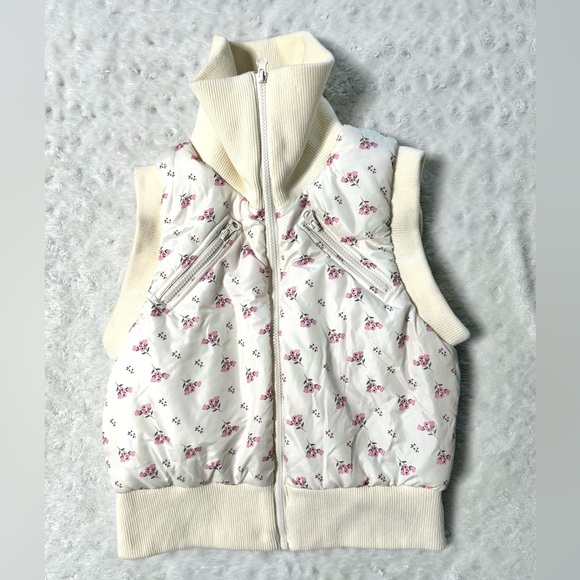 Ashley Mason Jackets & Blazers - ASHLEY MASON retro 80s style Floral Puffer Vest with Zipper Pockets